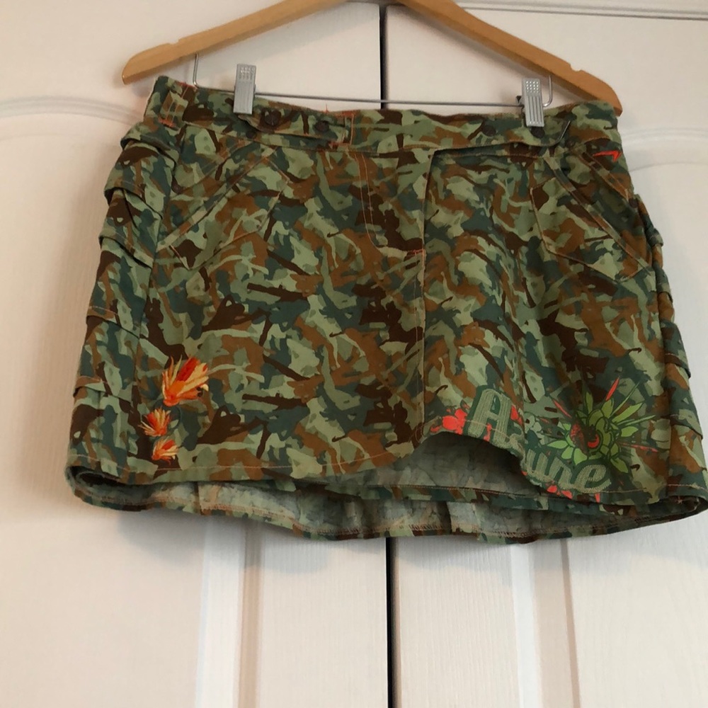 💰Just Reduced💰Azzuré camo mini skirt adjustable waist band dome closure Sz S